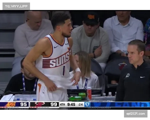 特写:德文·布克在更衣室反复观看自己被包夹的片段,研究出球选择 特写:德文·布克在更衣室反复观看自己被包夹的片段,研究出球选择